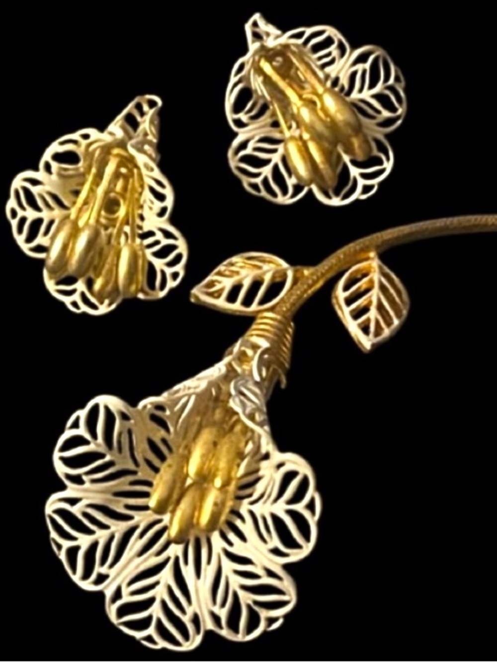 Vtg Beautiful Reticulated Enameled Metal Floral Clip-On Earrings Brooch Set MCM
